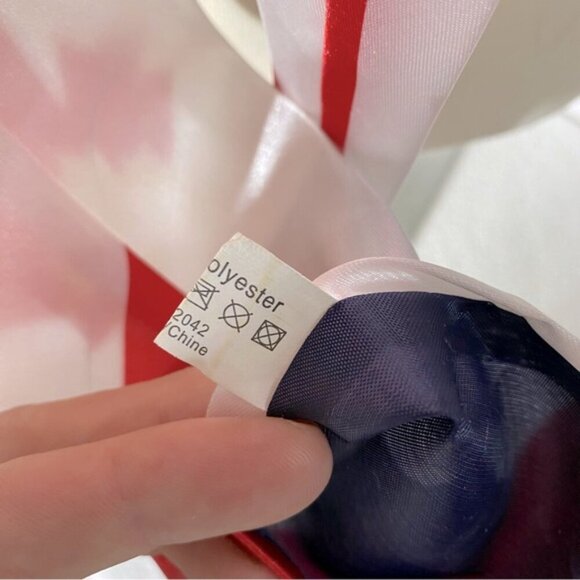 5/$25 Vintage Red White Satin Canadian Flag Tie - Picture 4 of 11